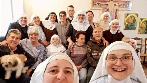 Fotografía publicada en una cuenta en la red social Instagram (@tehagoluz) en la que se ve a una decena de las religiosas Clarisas del Monasterio de Belorado (Burgos)