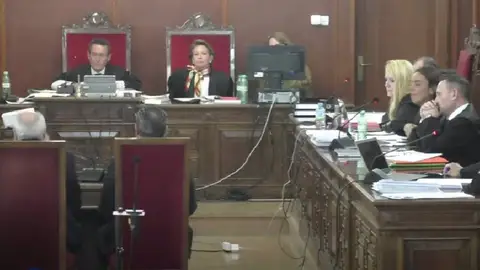 El cadáver de Manuela Chavero no tenía ninguna lesión en parte posterior de la cabeza, sino en la cara, según forenses. El cadáver de Manuela Chavero no tenía ninguna lesión en parte posterior de la cabeza, sino en la cara, según forenses.