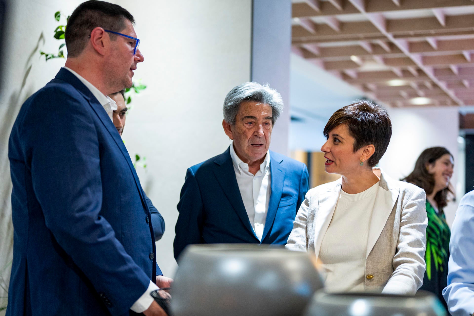 Isabel Rodríguez se compromete con las comunidades a atajar el boom del alquiler turístico Isabel Rodríguez se compromete con las comunidades a atajar el boom del alquiler turístico