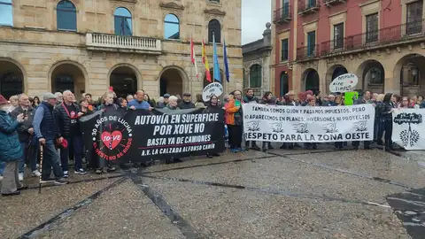 Concentración en la Plaza Mayor de Gijón al finalizar la manifestación contra la contaminación Concentración en la Plaza Mayor de Gijón al finalizar la manifestación contra la contaminación