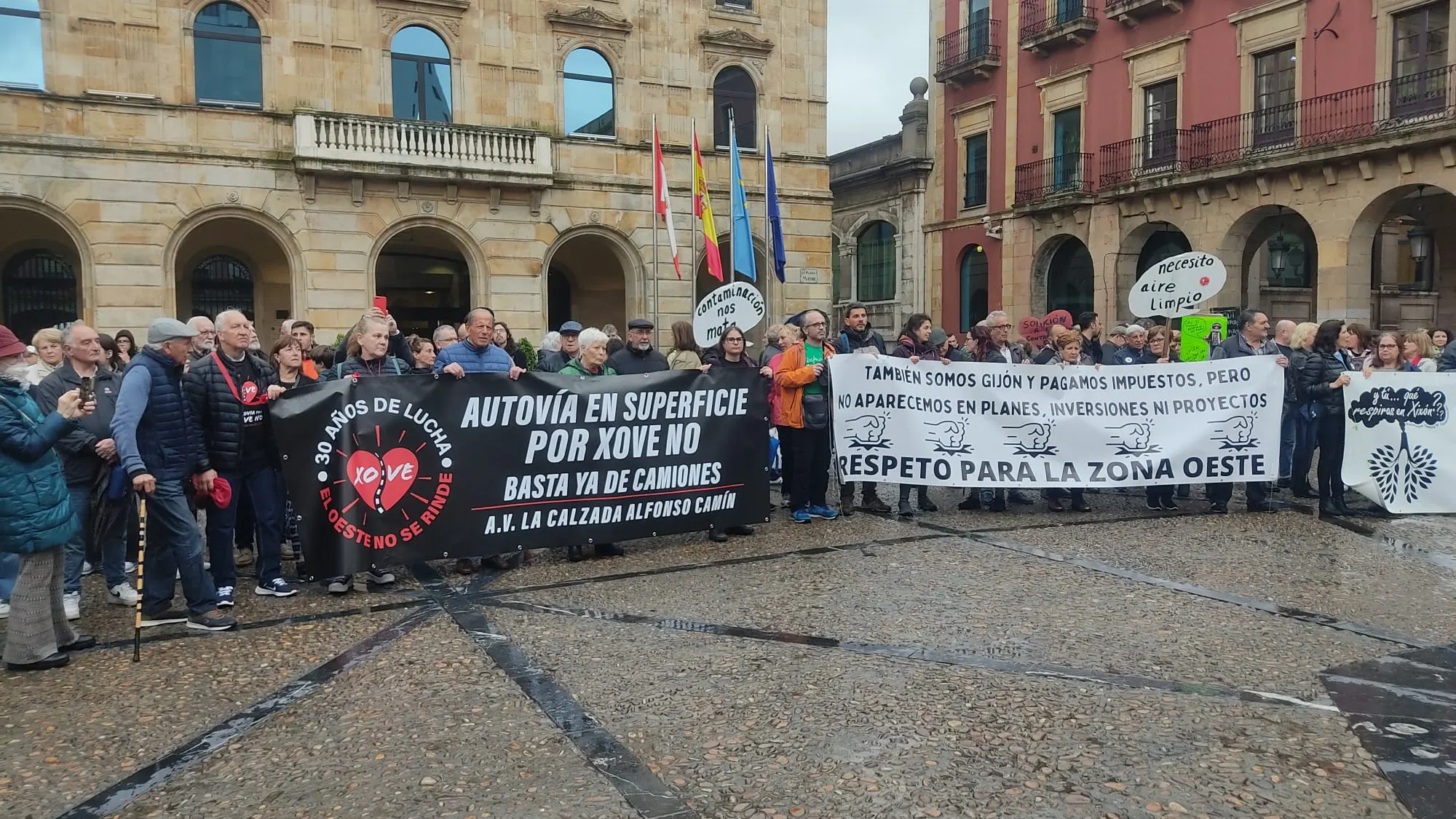 Concentración en la Plaza Mayor de Gijón al finalizar la manifestación contra la contaminación