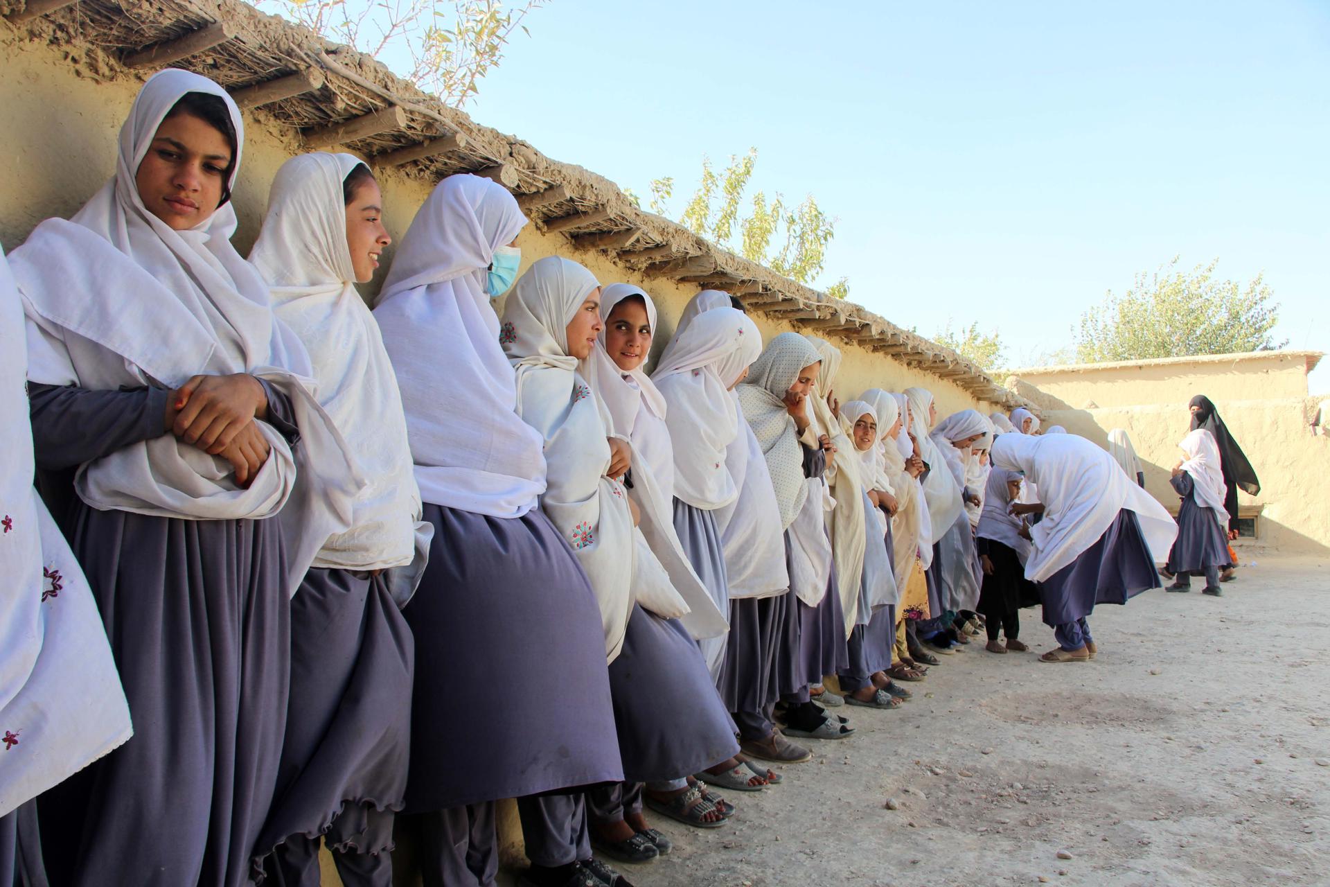 Los talibanes confirman el envenenamiento de 79 mujeres en una escuela de Afganistán Los talibanes confirman el envenenamiento de 79 mujeres en una escuela de Afganistán