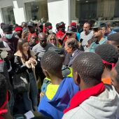 José María Román charlando con migrantes en Chiclana