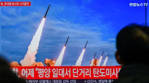 Imagen de la televisión coreana mostrando un lanzamiento de misiles Corea del Norte dispara un misil balístico no identificado al mar de Japón