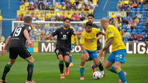 El centrocampista de Las Palmas Enzo Loiodice (c-d) disputa un bal&oacute;n con el delantero del Betis Ayoze P&eacute;rez (c-i) durante el encuentro correspondiente a la jornada 36 de LaLiga entre U.D. Las Palmas y Real Betis Balompi&eacute;, este jueves en el Estadio de Gran Canaria