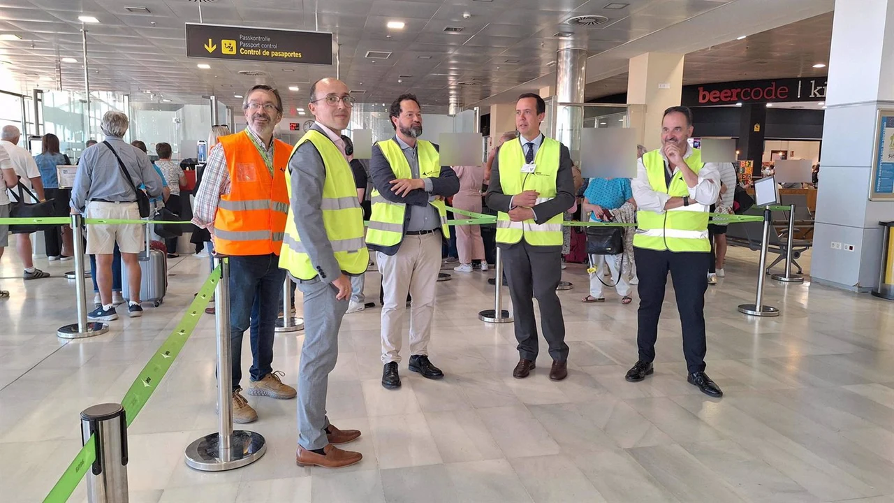 El subdelegado del Gobierno en Almería, José María Martín, visita de forma oficial el Aeropuerto de Almería