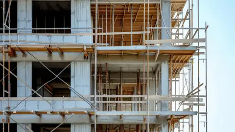 Un edificio de viviendas en construcción Un edificio de viviendas en construcción