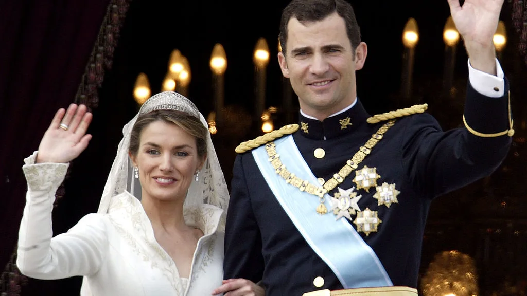 Felipe y Letizia saludan a la gente congregada en el Plaza de Oriente después de su boda, de la que se cumplen 20 años Felipe y Letizia saludan a la gente congregada en el Plaza de Oriente después de su boda, de la que se cumplen 20 años