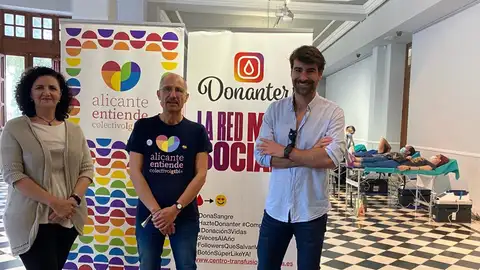 Los responsables del Centro de Transfusión y de Alicante Entiende LGTBI Los responsables del Centro de Transfusión y de Alicante Entiende LGTBI