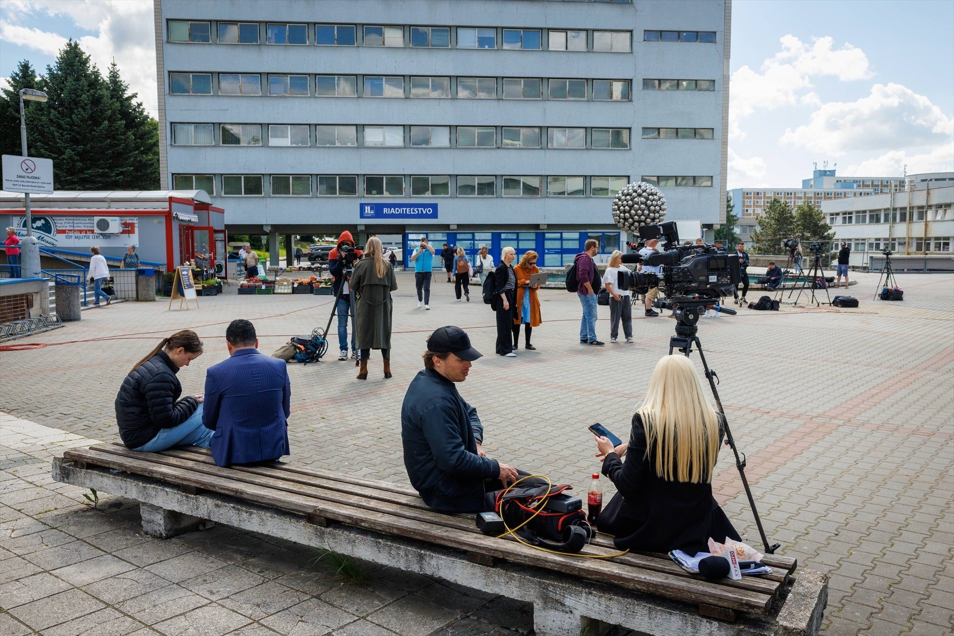 Operan de nuevo a Robert Fico, que continúa estable pero "muy grave" Operan de nuevo a Robert Fico, que continúa estable pero "muy grave"