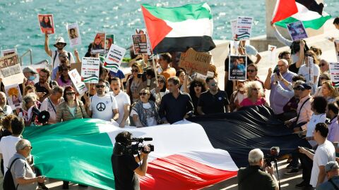 Varias personas protestan para que el buque Borkum no amarre en el puerto de Cartagena