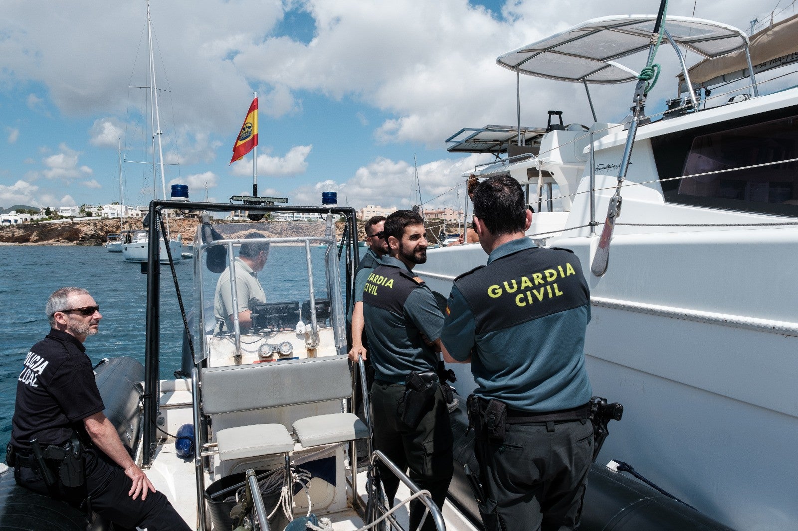 El Ayuntamiento de Ibiza y la Guardia Civil se unen para luchar contra los fondeos ilegales en Talamanca El Ayuntamiento de Ibiza y la Guardia Civil se unen para luchar contra los fondeos ilegales en Talamanca