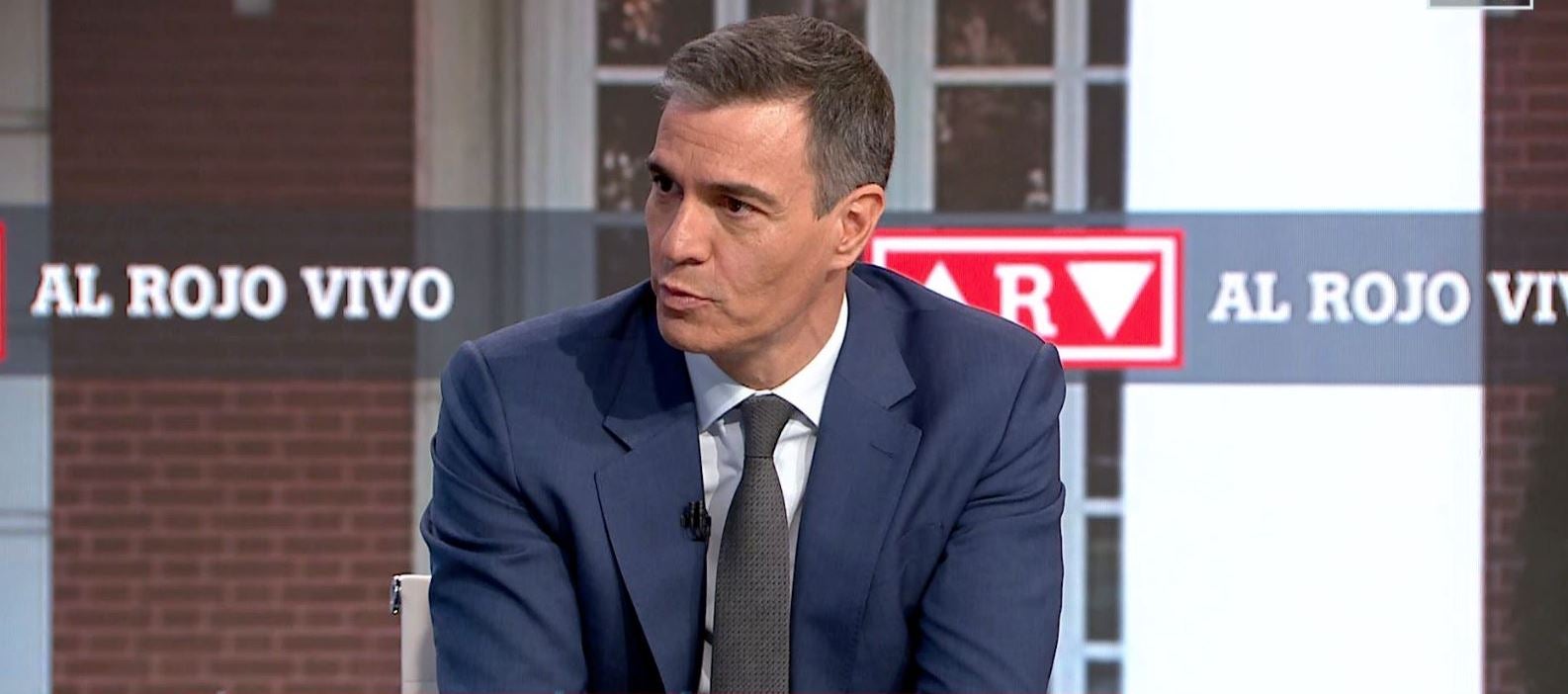 Sánchez descarta hacer presidente a Puigdemont: "No le dan los números" Sánchez descarta hacer presidente a Puigdemont: "No le dan los números"