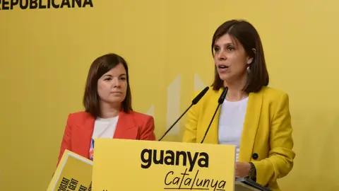 La vicesecretaria de Acción Política y Sectorial de ERC, Sara Bailac, y la secretaria general adjunta de ERC, Marta Vilalta, en una rueda de prensa ERC admite que el apoyo a Sánchez le pudo pasar factura el 12M y emplaza a PSC y Junts a "desencallar" la situación