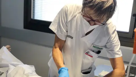 Enfermera de una unidad de ostomía. Enfermera de una unidad de ostomía.
