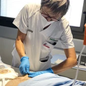 Enfermera de una unidad de ostomía. Enfermera de una unidad de ostomía.