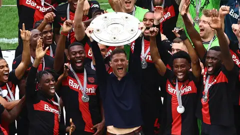 Xabi Alonso levanta la Bundesliga. Xabi Alonso levanta la Bundesliga.