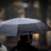 Una mujer camina bajo su paraguas, en una imagen de archivo.