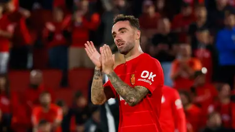 El centrocampista del Mallorca, Darder, a la finalización del encuentro correspondiente a la jornada 37 de Primera División. El centrocampista del Mallorca, Darder, a la finalización del encuentro correspondiente a la jornada 37 de Primera División.