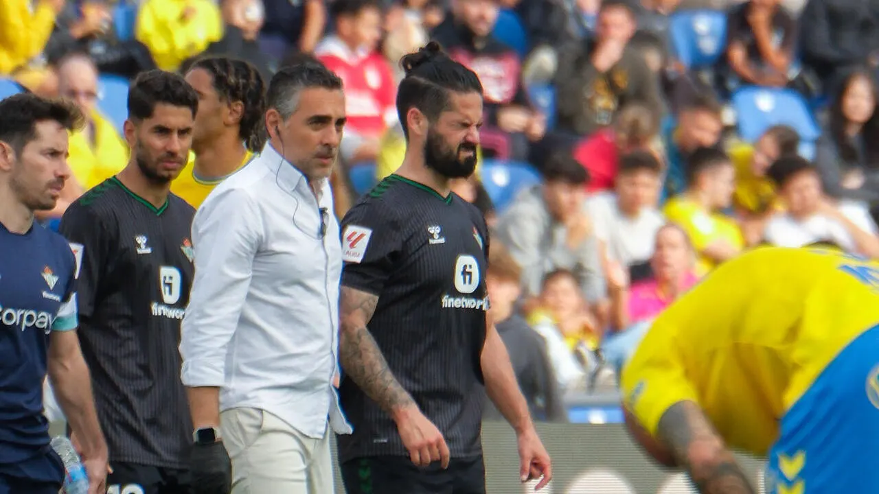 El centrocampista del Betis Isco Alarcón (d) abandona el terreno de juego durante el encuentro correspondiente a la jornada 36 de LaLiga entre U.D. Las Palmas y Real Betis Balompié, este jueves en el Estadio de Gran Canaria