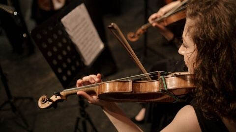 Imagen de archivo de una violinista 