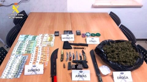 Dinero, armas y droga intervenida