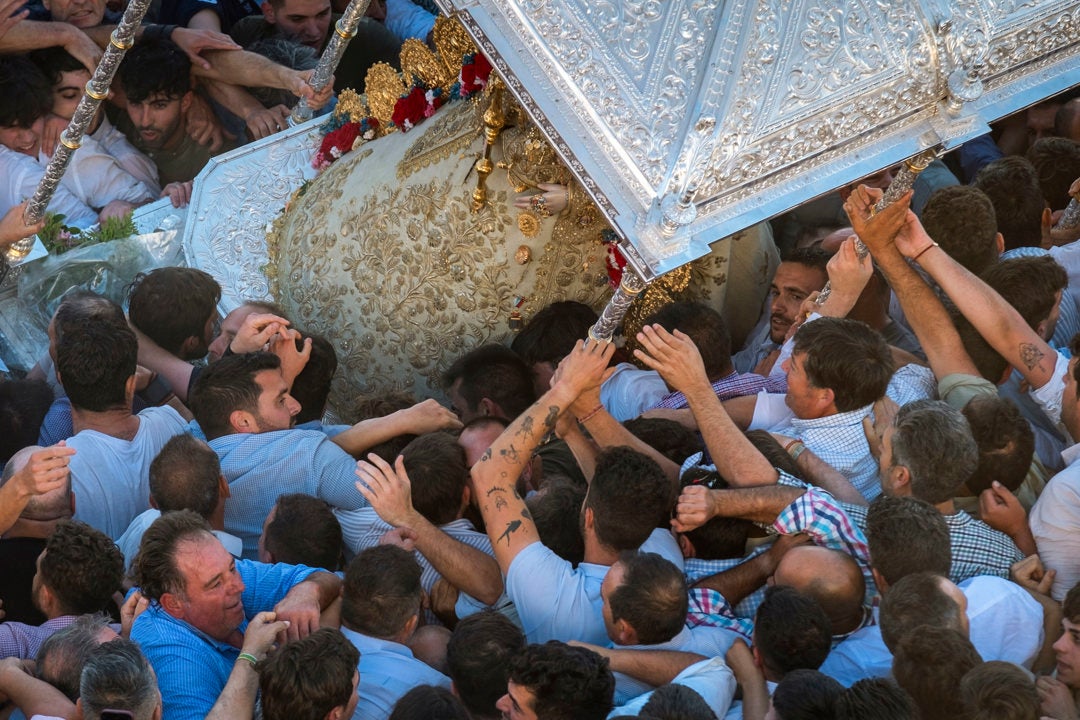 La Virgen del Rocío ya camina en procesión por su aldea tras el salto de la reja La Virgen del Rocío ya camina en procesión por su aldea tras el salto de la reja