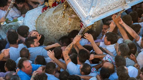 Decenas de feligreses se agolpan junto al paso de la Virgen del Rocío 