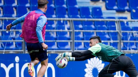 20-5 Paulino y Leo Rom&aacute;n en un entrenamiento del Oviedo