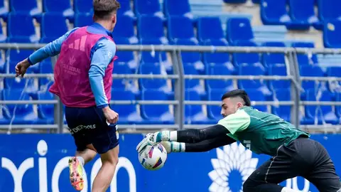 20-5 Paulino y Leo Román en un entrenamiento del Oviedo 20-5 Paulino y Leo Román en un entrenamiento del Oviedo