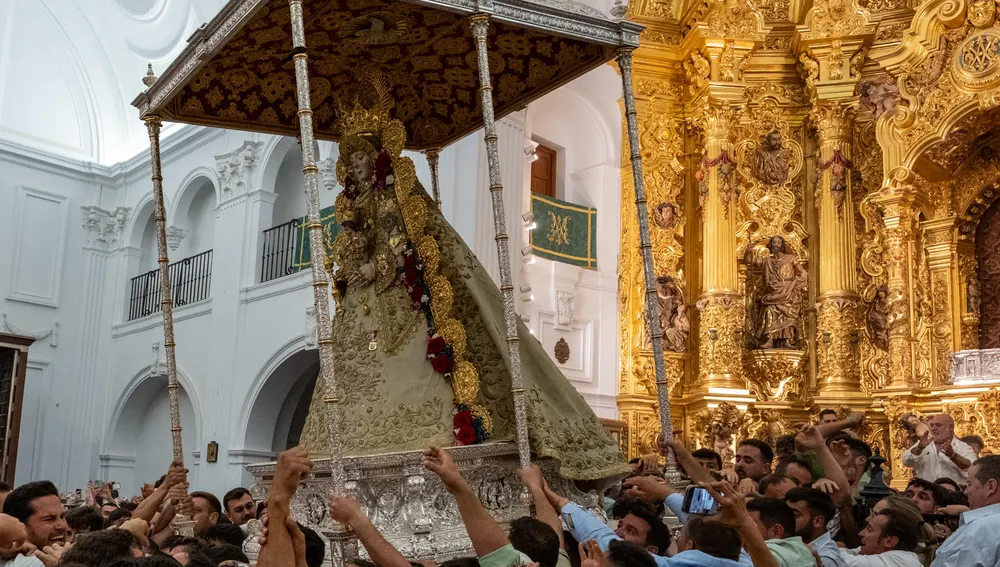 La Virgen del Rocío ya camina en procesión por su aldea tras el salto de la reja La Virgen del Rocío ya camina en procesión por su aldea tras el salto de la reja