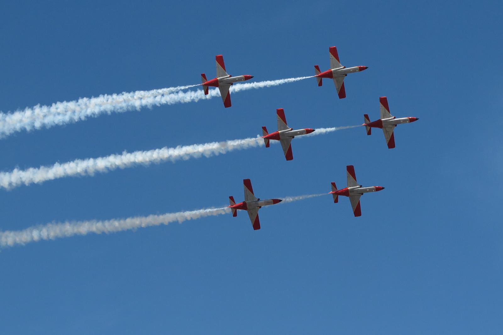 Éxito de público en la exhibición aérea de la Patrulla Aspa en la base de Armilla para celebrar su 20º aniversario Éxito de público en la exhibición aérea de la Patrulla Aspa en la base de Armilla para celebrar su 20º aniversario