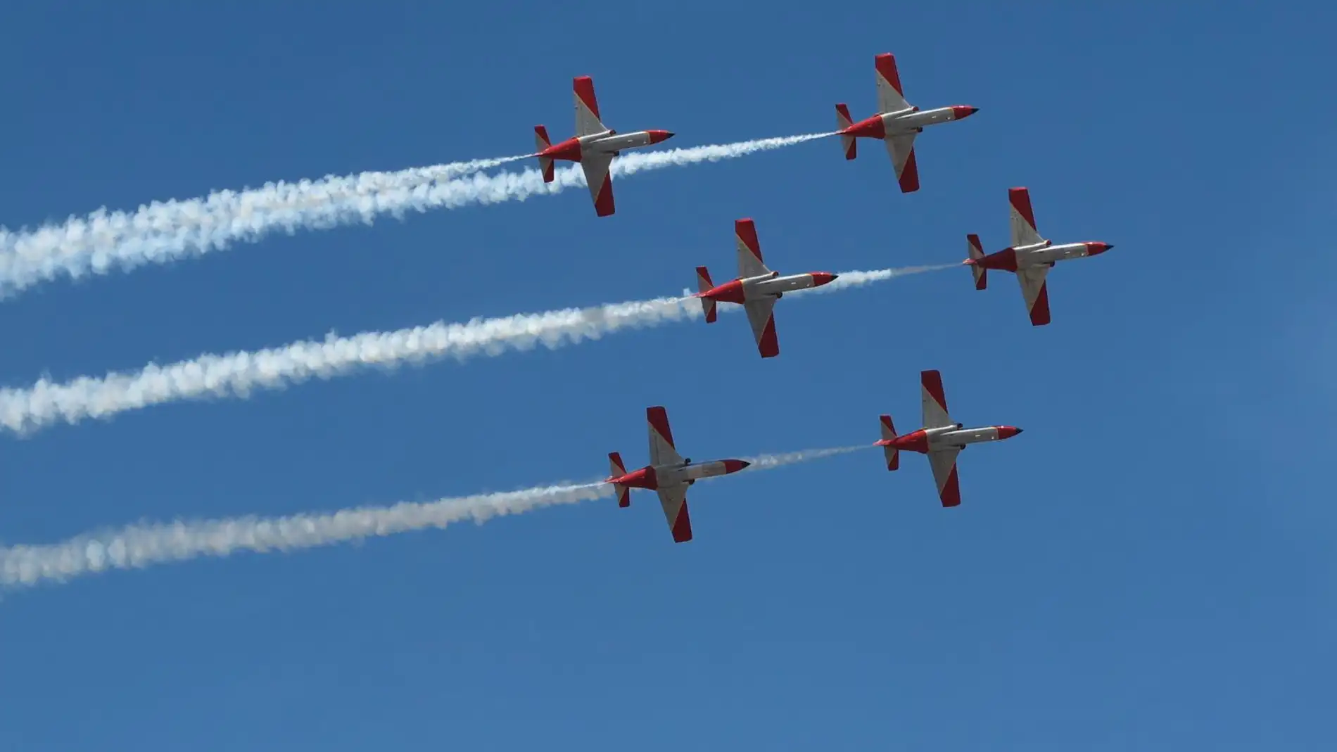 Éxito de público en la exhibición aérea de la Patrulla Aspa en la base de Armilla para celebrar su 20º aniversario