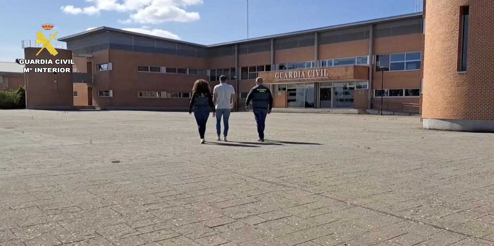 La Guardia Civil investiga a cinco futbolistas por un delito de odio y lesiones tras un partido entre el Trujillo y el Moralo La Guardia Civil investiga a cinco futbolistas por un delito de odio y lesiones tras un partido entre el Trujillo y el Moralo