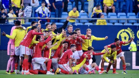 Jugadores de Las Palmas celebran la permanencia 