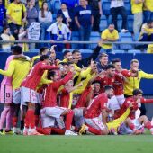 Jugadores de Las Palmas celebran la permanencia 