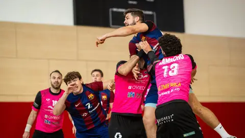Una acción del Baarcelona B-Unión Financiera Base Oviedo Una acción del Baarcelona B-Unión Financiera Base Oviedo