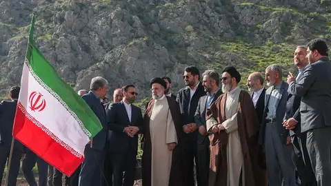 Imagen distribuida por la oficina presidencial iraní donde se muestra al presidente iraní Ebrahim Raisi en el sitio de la presa Qiz-Qalasi construida entre Irán y Azerbaiyán en el río Aras. Imagen distribuida por la oficina presidencial iraní donde se muestra al presidente iraní Ebrahim Raisi en el sitio de la presa Qiz-Qalasi construida entre Irán y Azerbaiyán en el río Aras.