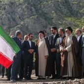 Imagen distribuida por la oficina presidencial iraní donde se muestra al presidente iraní Ebrahim Raisi en el sitio de la presa Qiz-Qalasi construida entre Irán y Azerbaiyán en el río Aras. 