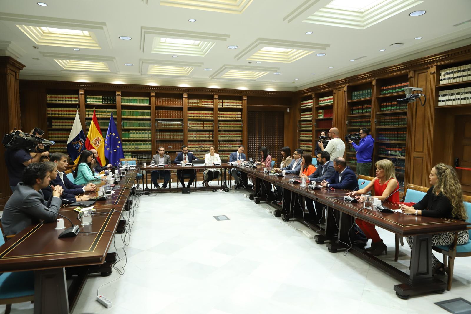 Se constituye la comisión de los tres casos 'mascarilla' en el Parlamento de Canarias Se constituye la comisión de los tres casos 'mascarilla' en el Parlamento de Canarias