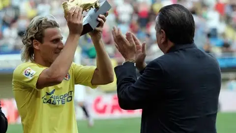 Forlan levanta la bota de oro ganada en 2005 Forlan levanta la bota de oro ganada en 2005
