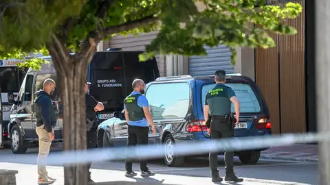 Varios agentes de la Guardia Civil a las puertas de la vivienda del suceso en Huétor Tájar Varios agentes de la Guardia Civil a las puertas de la vivienda del suceso en Huétor Tájar