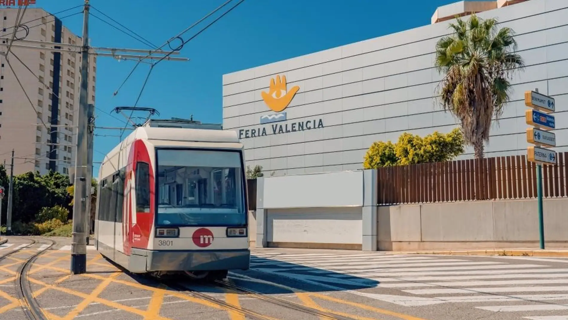 Un tranvía a su paso por Feria Valencia