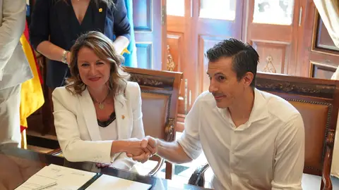 Begoña Carrasco y Bob Voulgaris, en el acto de presentación del convenio de cesión de Castalia Begoña Carrasco y Bob Voulgaris, en el acto de presentación del convenio de cesión de Castalia