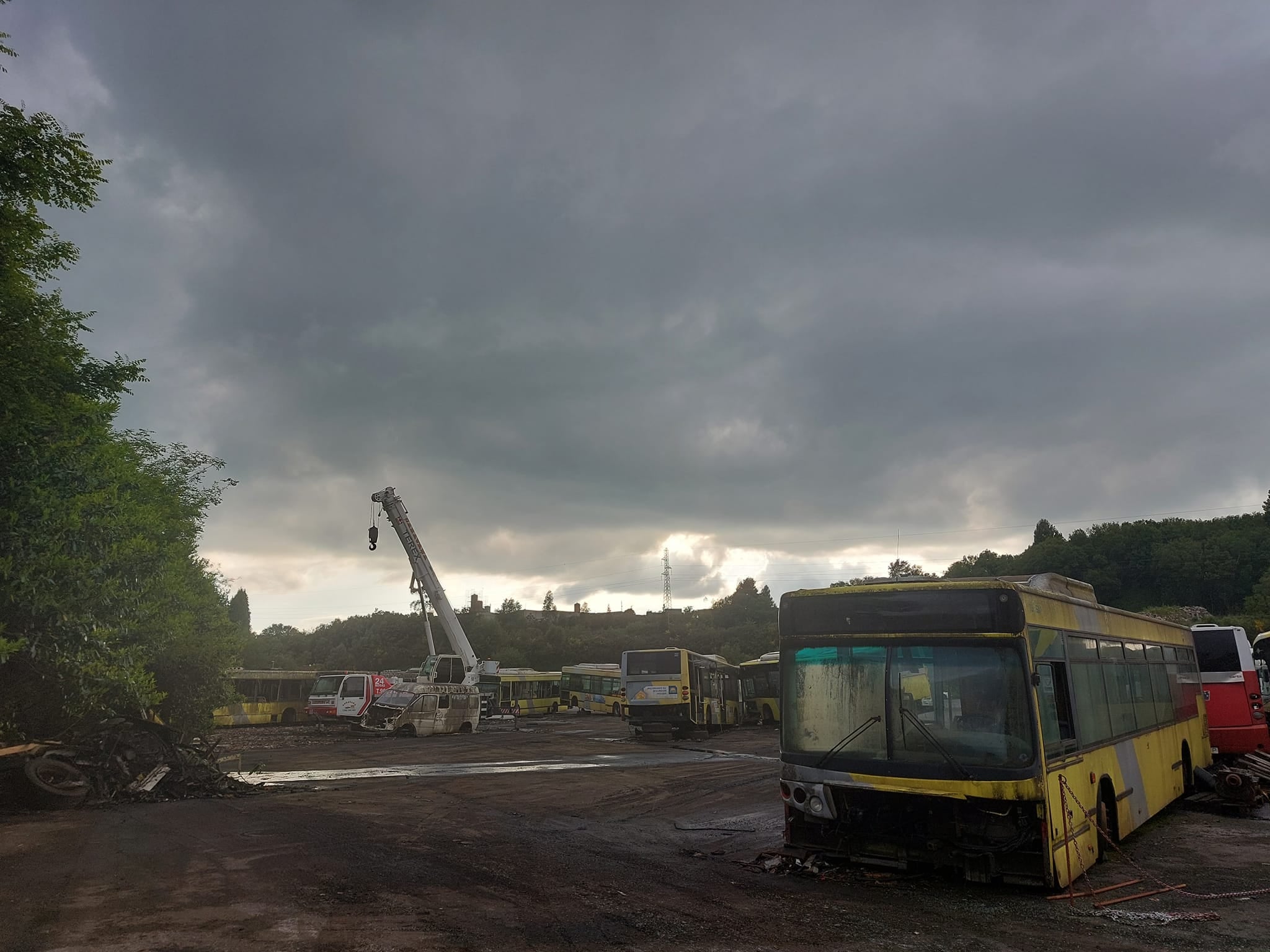 La empresa Monbus retira de una parcela en Amio los restos de autobuses urbanos averiados convertida en "cementerio" de autocares La empresa Monbus retira de una parcela en Amio los restos de autobuses urbanos averiados convertida en "cementerio" de autocares