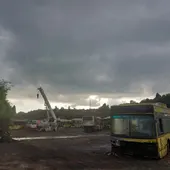 La empresa Monbus retira de una parcela en Amio los restos de autobuses urbanos averiados La empresa Monbus retira de una parcela en Amio los restos de autobuses urbanos averiados