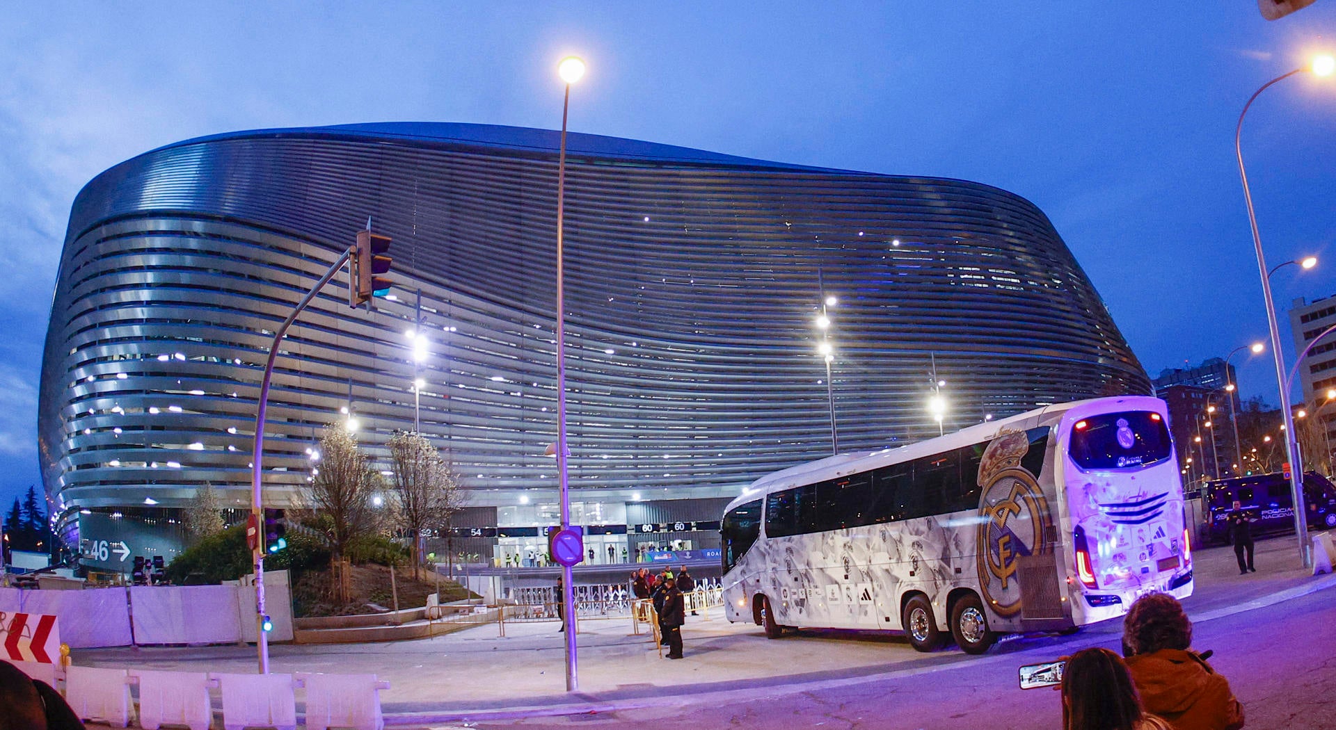 Reabren el tráfico en la Castellana tras una fuga de gas junto al Bernabéu Reabren el tráfico en la Castellana tras una fuga de gas junto al Bernabéu