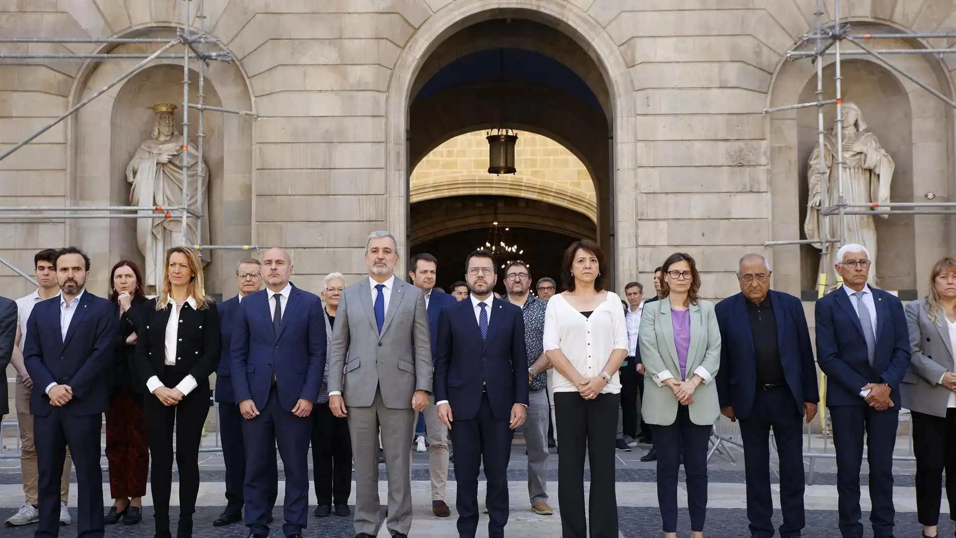 L'alcalde de Barcelona, Jaume Collboni, i el president de la Generalitat en funcions, Pere Aragonès, han presidit el minut de silenci