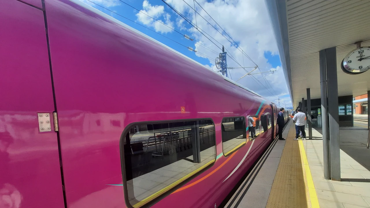 El modelo del nuevo tren Avlo S106 a su paso por la estación de Calatayud