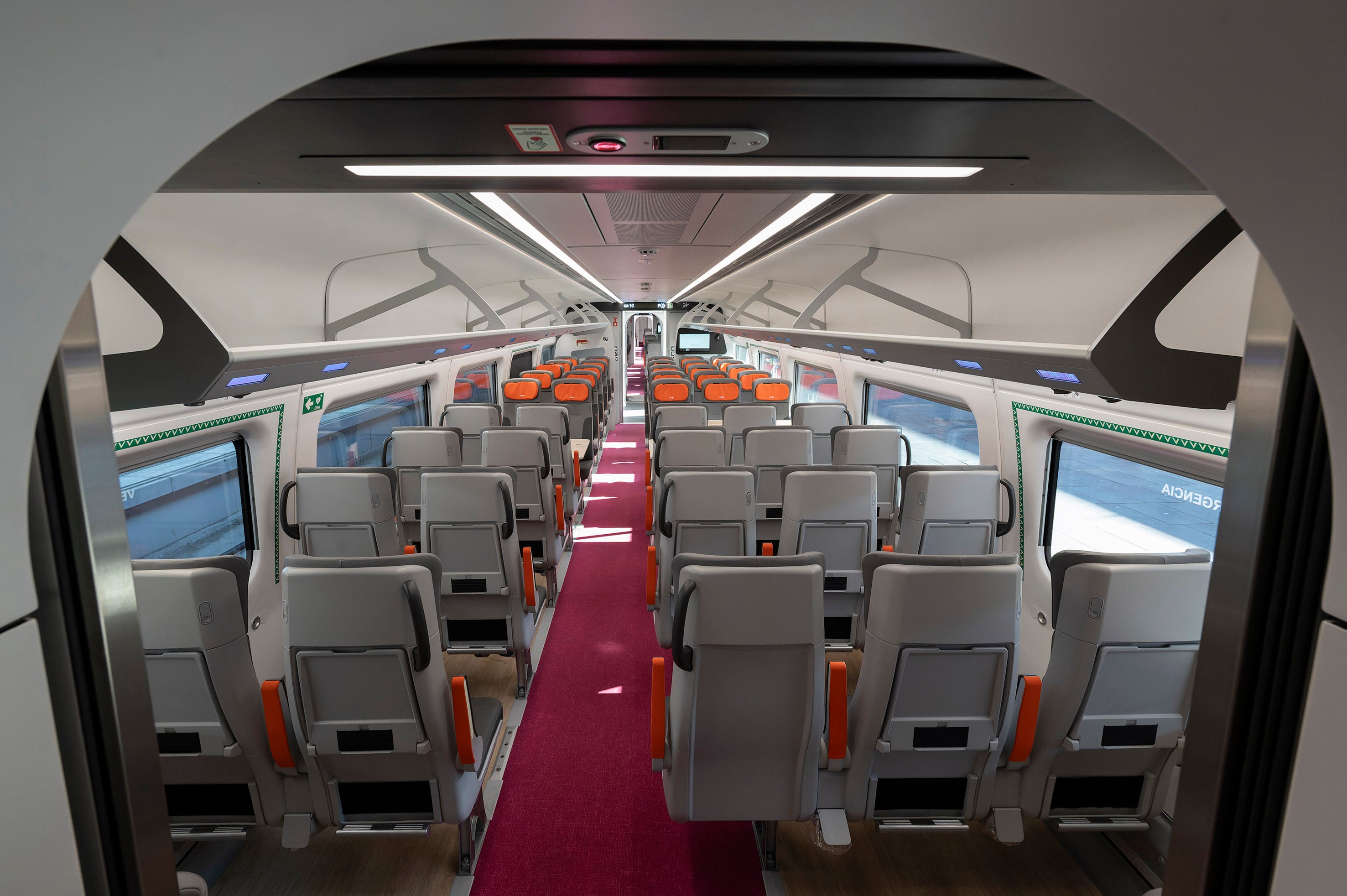 Renfe estrena los nuevos trenes S-106 con un incremento de plazas en Avlo para Albacete Renfe estrena los nuevos trenes S-106 con un incremento de plazas en Avlo para Albacete